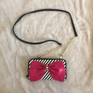 Betsey Johnson adorable crossbody with pink bow